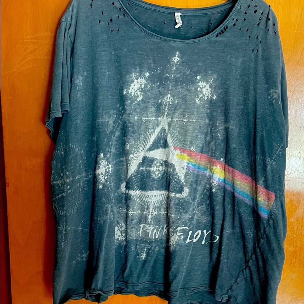 Magnolia Pearl Distressed Gray Tee Pink Floyd